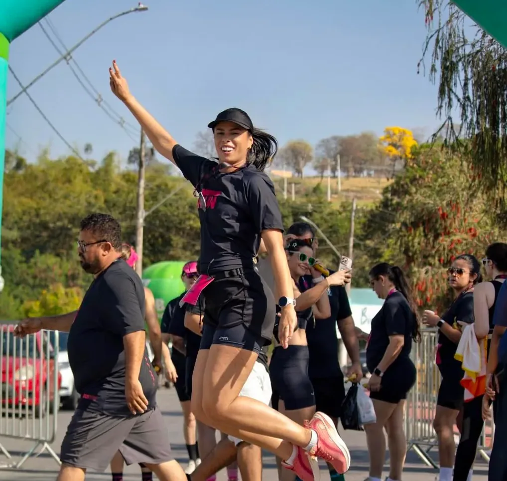 Camila comemorando a chegada em uma prova de corrida