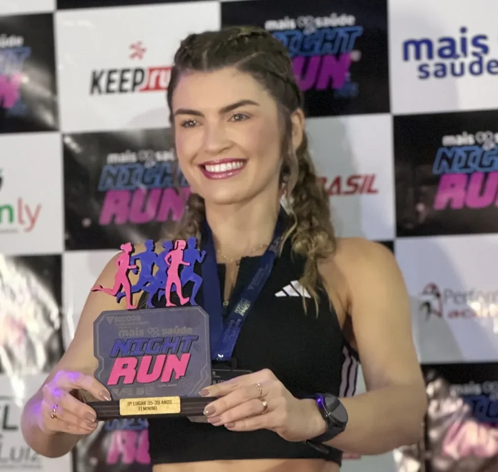 Carolina Miranda com a medalha após concluir uma prova