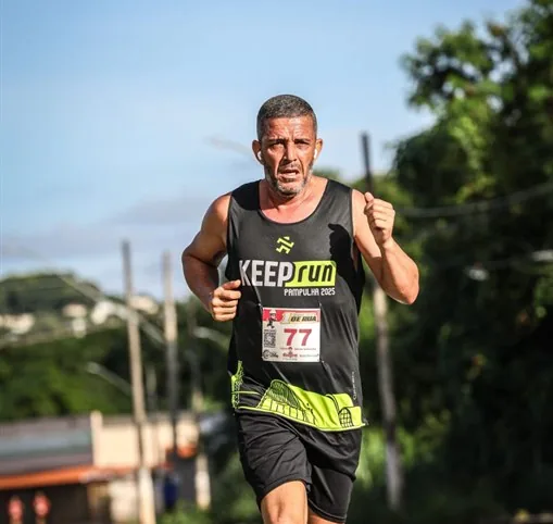 Onildo Alves correndo em uma prova de rua, de regata da Keep Run
